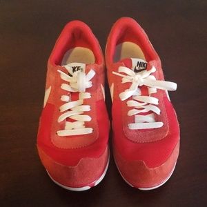 Size 9 Nike tennis shoes
